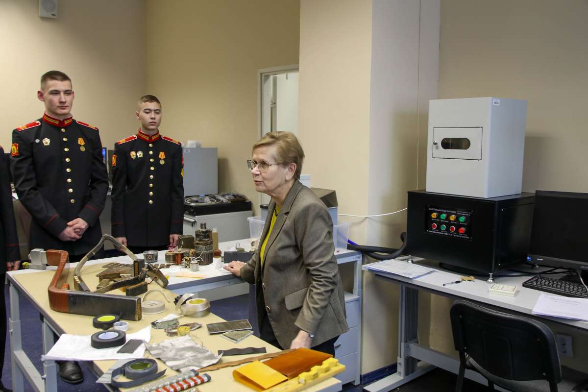 Курсанты Суворовского училища познакомились с высоковольтными технологиями в НИЦ ПСЭИ