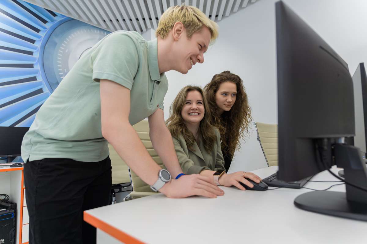 Изображение: Поздравление директора Института энергетики Виктора Барскова с Днём студента